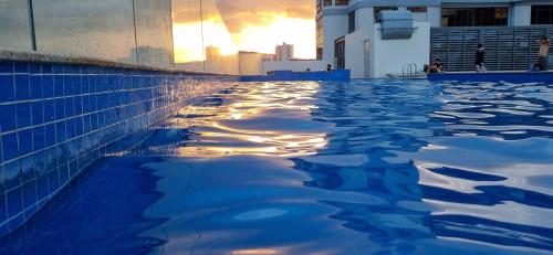 ein Schwimmbad auf dem Dach eines Gebäudes in der Unterkunft Trinh CSJ Tower 169 Thuỳ Vân in Vũng Tàu