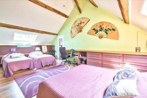 a bedroom with two beds and a ceiling with windows at Domaine de Tardais, idéal famille avec piscine et nombreux loisirs in Senonches