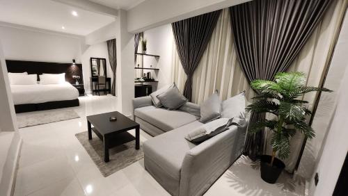 ein Wohnzimmer mit einem Sofa und einem Bett in der Unterkunft Helio Cairo Hotel in Kairo