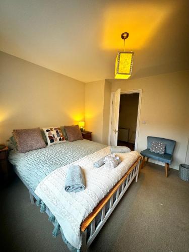 倫敦的住宿－The Singing Canary，一间卧室配有一张大床和一张蓝色椅子