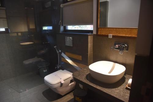 La salle de bains est pourvue d'un lavabo et de toilettes. dans l'établissement Red Panda Jungle Camp - A Unit of Davinchi Homes Pvt Ltd, à Gyalzing