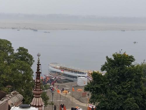 un barco grande está estacionado frente a un edificio en KRISHNA P. GUEST HOUSE en Varanasi