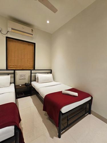 Cama o camas de una habitación en Hotel Kumkum