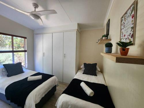1 Schlafzimmer mit 2 Betten und einem Fenster in der Unterkunft Selah, self-catering in Pretoria