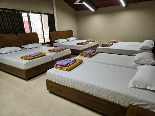 Katil atau katil-katil dalam bilik di Tiki Farms Karjat