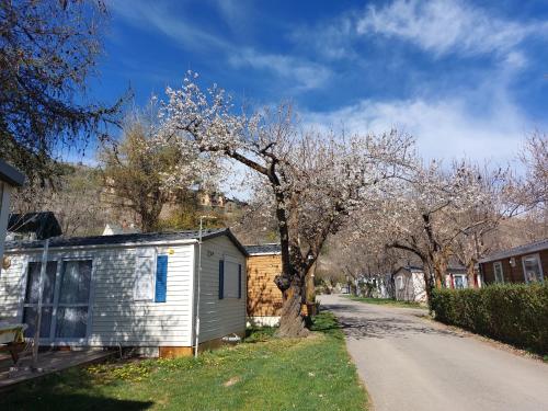 Το κτήριο όπου στεγάζεται  το κάμπινγκ