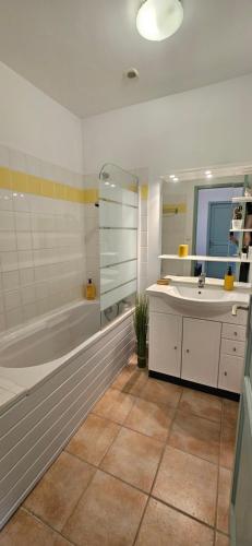 Villa 78 Alba Rossa Piscine chauffée et Plage de Cupabia في سيرا-دي-فيرو: حمام مع حوض ومغسلة