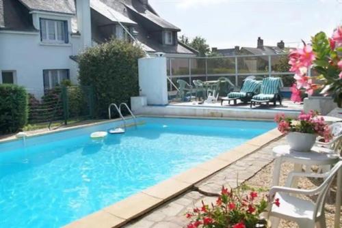 een zwembad in de achtertuin van een huis bij Le Goéland in Sarzeau