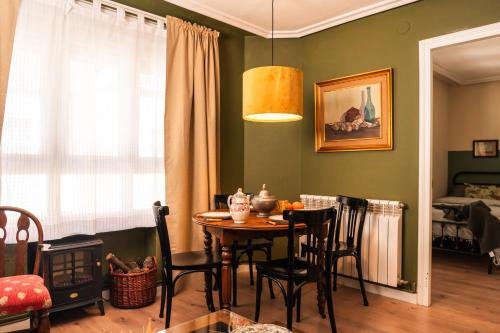 - une salle à manger avec une table et des chaises dans l'établissement Casa Wenceslao, à Pola de Laviana