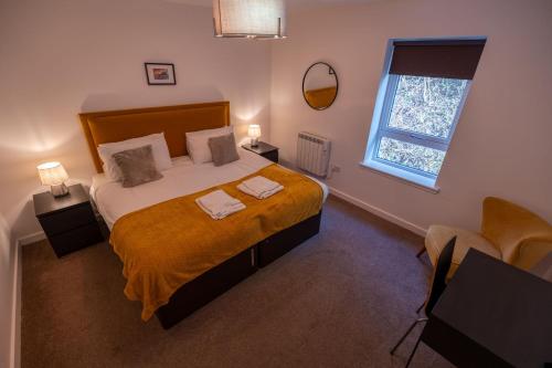 Un dormitorio con una cama grande y una ventana. en Tobermory Apartment, en Oban
