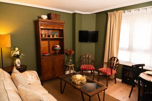 - un salon avec un canapé et une table dans l'établissement Casa Wenceslao, à Pola de Laviana