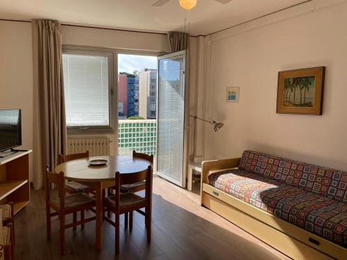 um quarto de hotel com uma cama, uma mesa e uma janela em Parco Salute em Grado