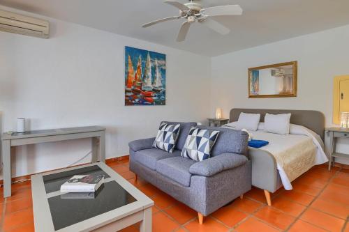 Casa Patricia by Aguilarent