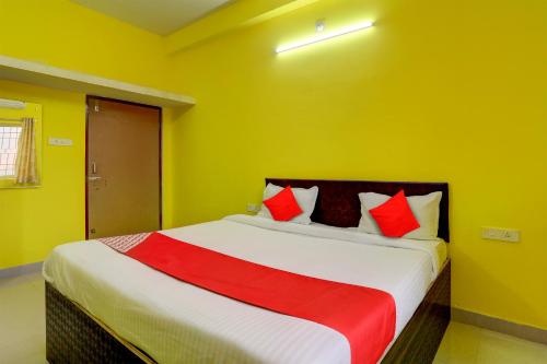 ein Schlafzimmer mit einem großen Bett mit roten Kissen in der Unterkunft OYO Flagship Dn Premium Villa in Jānla