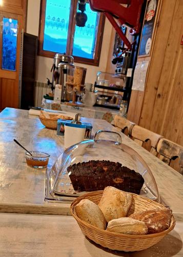 un panier de pain assis au-dessus d'un comptoir dans l'établissement La Fruitière d'Arith, à Arith