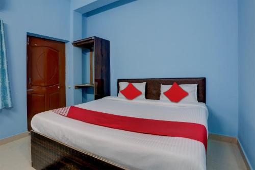 a bedroom with a large bed with red pillows at OYO Flagship Dn Premium Villa in Jānla