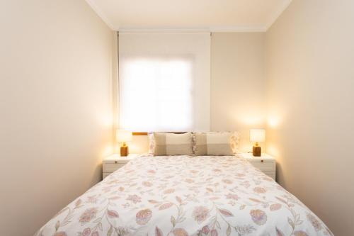 Home2Book Comfy & Bright Attic, Santa Cruz tesisinde bir odada yatak veya yataklar