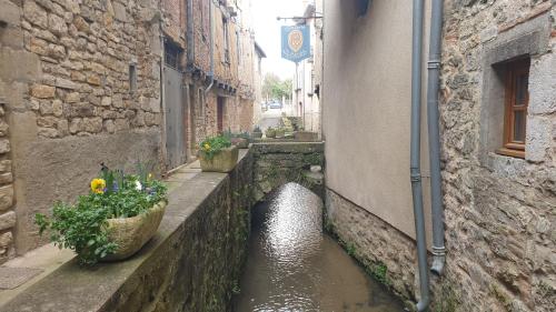 a small canal in an alley between two buildings at Seuls en Pleine Nature - Gîte la Côte Blanche in Puygaillard-de-Quercy