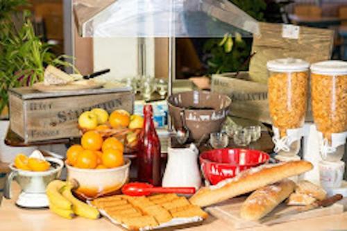 un piano di lavoro con un gruppo di diversi tipi di cibo di Village de vacances Fleurs et Neige ad Aussois