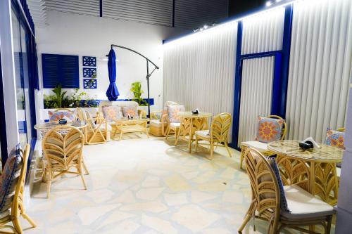 جلف ستار للشقق المخدومة GULF STAR APARTMENTs في الرياض: غرفة بها طاولات وكراسي في غرفة