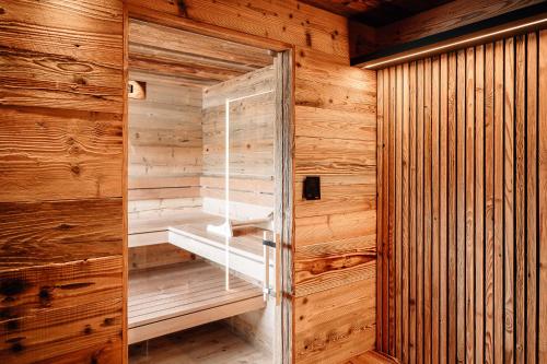 Wipfeld的住宿－Tiny House mit Sauna - am Main，小木屋内带玻璃门的桑拿浴室