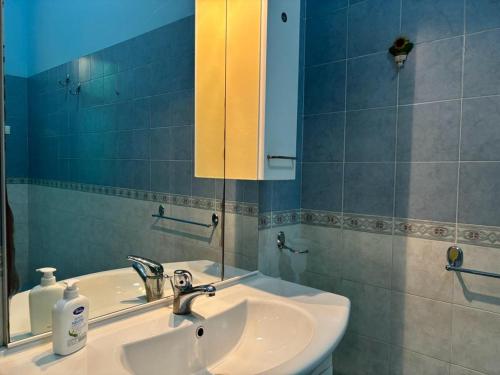 uma casa de banho com um lavatório e um espelho em House Giulia al Borgo Marinaro em Avola