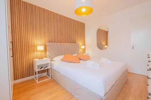 une chambre avec un grand lit blanc avec deux oreillers dans l'établissement *Disneyland-Paris* 4 pers, Wifi, Parking, à Serris