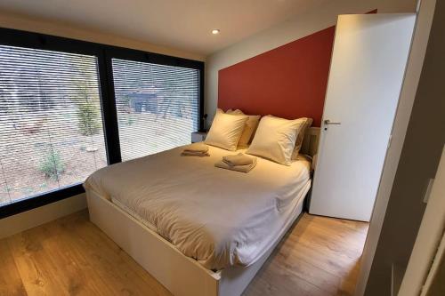 une chambre avec un lit avec deux oreillers dessus dans l'établissement LOU BRISOU, à Croagnes