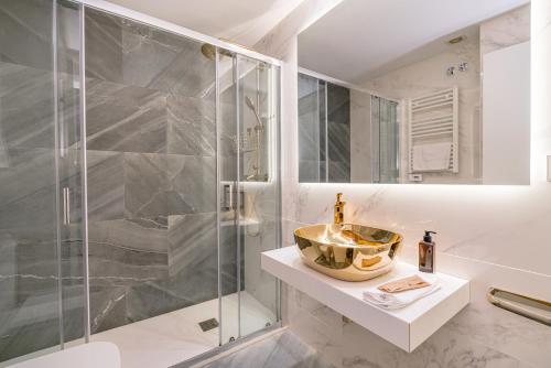 ein Badezimmer mit Dusche und Waschbecken in der Unterkunft Chueca I calle Farmacia 1BR 1BH in Madrid