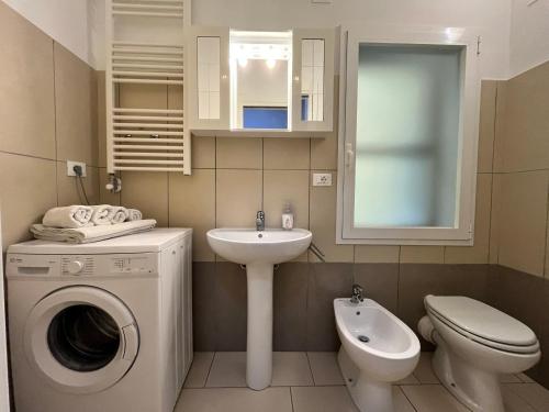 La salle de bains est pourvue d'un lave-linge et d'un lavabo. dans l'établissement CHIOGGIA PLAYA, à Chioggia