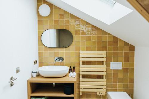 een badkamer met een wastafel en een spiegel bij Maison Hubert B&B in Bordeaux