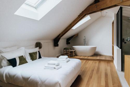 bagno con letto e vasca. di Maison Hubert a Bordeaux