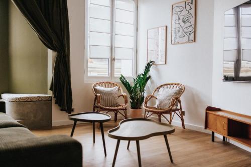 a living room with chairs and a table at Maison Hubert in Bordeaux