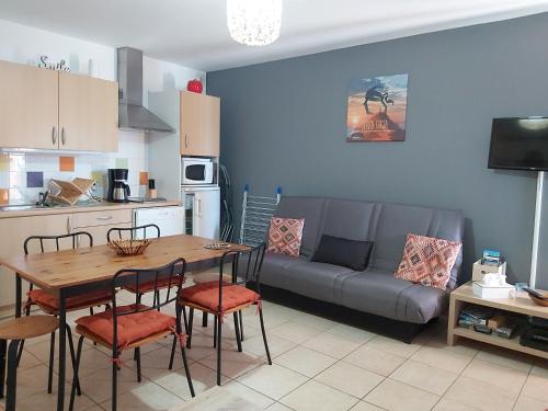 Il dispose d'une cuisine et d'un salon avec une table et un canapé. dans l'établissement Le Francorsicat, à Serra-di-Ferro