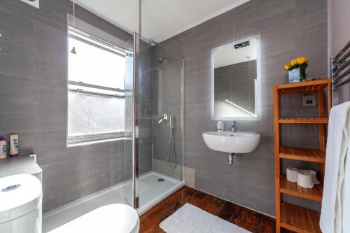 ロンドンにあるBeautiful loft style apartmentのバスルーム(シャワー、洗面台、トイレ付)