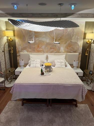um quarto com uma grande cama branca com flores em SkinSpa Apartments Idar-Oberstein em Idar-Oberstein