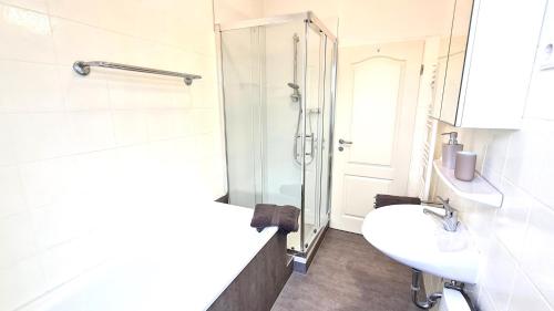 een badkamer met een douche, een wastafel en een toilet bij Modernes Apartment für 5 Personen in Schwerte