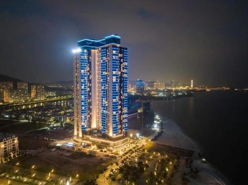 un grand bâtiment avec des lumières au sommet la nuit dans l'établissement Luxury 5star Residence À La Carte HaLong Bay Floor 37, à Hạ Long