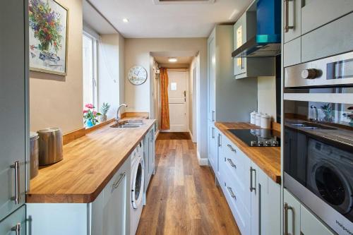 een keuken met een houten aanrecht en een vaatwasser bij Host & Stay - Haigh Lodge 