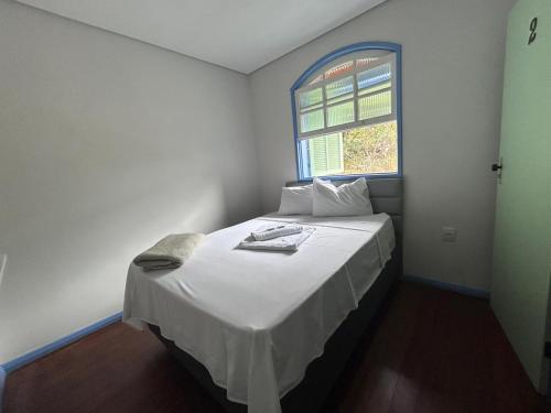 Tempat tidur dalam kamar di Ouro Preto Suítes