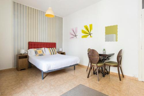 バルセロナにあるApartaments Clot-Sant Martíのベッドルーム1室(ベッド1台、テーブル、椅子付)