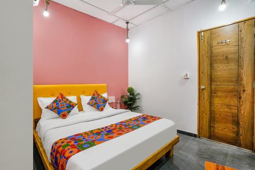 een slaapkamer met een groot bed in een kamer bij FabHotel Sky City in Surat