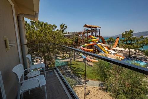 einen Balkon mit Blick auf einen Wasserpark in der Unterkunft LONG BEACH CLUB NATURE - Ultra All Inclusive in Akbük
