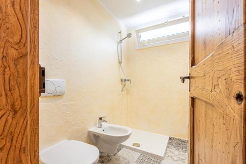 a bathroom with a toilet and a sink at Terrazza e Conchiglie in Torre Suda