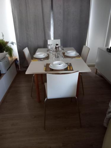 Twin share room في Grantville: غرفة طعام مع طاولة بيضاء وكراسي