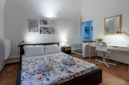 um quarto com uma cama, uma secretária e um computador em Piazza dei Cavalieri Confortable Apartment em Pisa