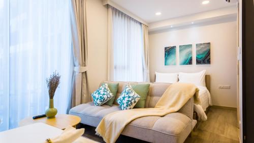 邦濤海灘的住宿－Laguna Skypark Апартаменты，客厅配有沙发和1张床