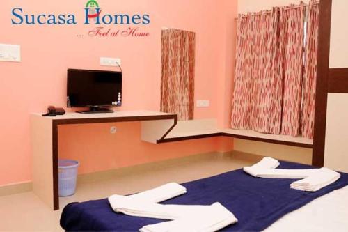 um quarto de hospital com uma cama e uma televisão em Sucasa homes (HOME AWAY FROM HOME GUESTS SERVICES em Hyderabad