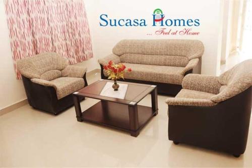 sala de estar con 2 sillas y mesa de centro en Sucasa homes (HOME AWAY FROM HOME GUESTS SERVICES, en Hyderabad