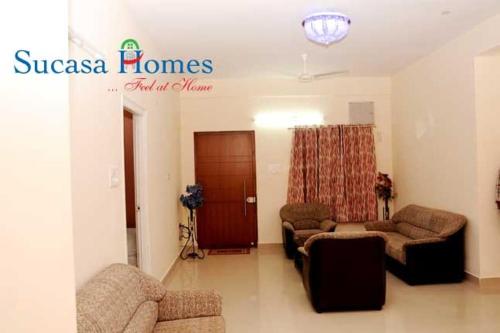 uma sala de estar com um sofá e cadeiras num quarto em Sucasa homes (HOME AWAY FROM HOME GUESTS SERVICES em Hyderabad